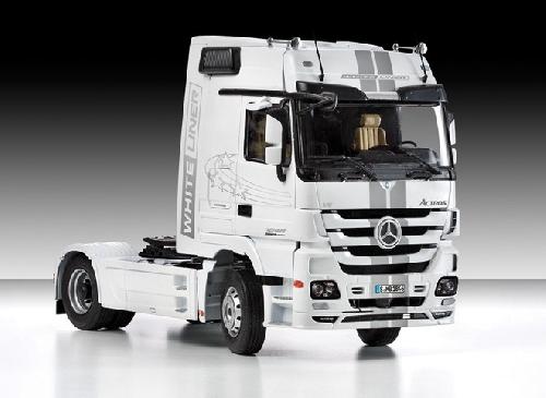 Italeri 3884 - 1/24 Mercedes-Benz Actros 1851 Blackliner MP3